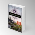 "M.C. Beaton, Hamish Macbeth, liest zwischen den Zeilen, Kriminalroman" auf Cover mit ländlicher Landschaft und Logo.