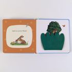 "Spielt sie auf der Weide?" Hase und Küken neben Blume; ein Pferd schaut hinter grünem Busch hervor.