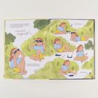 Ein Mädchen mit Spezialbrille sitzt und liegt im Gras, schaut in den Himmel, wartet und beobachtet neugierig.