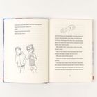 Seite 17: Zwei junge Personen unterhalten sich. Neben ihnen ist ein großer Schuhabdruck mit der Zahl 3.