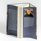 Texte: „Ich erkenne Amerika nicht...“ und „MARC PITZKE, geboren in Solingen...“  
Offenes Buch zeigt Text links und ein Autorenfoto rechts.