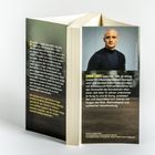 Texte: Beschreibung von Simon Engel und Buchinhalt. Links Text über NATO und Sicherheit, rechts steht Simon Engel vor dunklem Hintergrund.