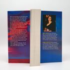 Links: Text über Larissas romantische Entscheidungen. Rechts: Infos über Abby Jimenez und Urban Hofstetter mit Foto von Abby.