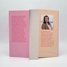 Zwei Textabschnitte über einen Liebesroman und Autorin B.K. Borison, daneben ein Foto einer Frau.