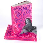 Auf dem Cover steht "Tülin Sezgin ALMANCI MÄDCHEN wie ich mir deutschsein beigebracht habe" mit dem dtv Logo, pink-blaues Design.