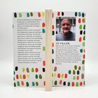 Texte:
Linke Seite: Diagnose: Frühdemenz, Systemfehler, Reset.
Rechte Seite: JO FAILER, geboren 1972, Journalist und Moderator.

Beschreibung:
Buchseiten mit Farbklecksmuster. Links ein Text über Demenz, rechts ein Profiltext zu Jo Failer mit Foto.