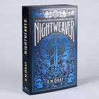 „Ist Ihre Liebe stärker als Ihr Wunsch nach Rache?“ NIGHTWEAVER, R.M. GRAY. Verzierter Buchumschlag in Schwarz und Blau.