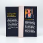 Links steht ein Zitat über Narben und Selbstverletzung. Rechts Biografie und Foto von Lilly Bogenberger.