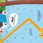 Aufgabe 3: Die Kuh ranziehen. Eine Kuh in blauer Hose hängt an einem Baum, ein Hund fährt einen gelben Kran.