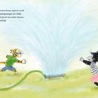 Texte: "Wenig später ist der Wasseranschluss repariert [...] Was für ein schöner Sommertag!"

Zwei Figuren, ein Tiger in grüner Kleidung und ein Kind mit Zopf und Rock, rennen durch einen Rasensprenger.