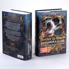 Auf dem Bild sind zwei Buchcover mit dem Titel "Better in Black" von Cassandra Clare. Beide Cover zeigen ein Paar in einem verzierten Rahmen.