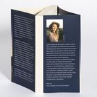 Ein geöffnetes Buch zeigt Text über Jasmin Mittag, ihre Reisen und spirituelle Arbeit. Enthält ein Foto von ihr und einen Instagram-Link.