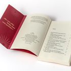 „Wer sich selbst belügt, kann nicht gestalten.“ Aufgeschlagenes Buch mit rotem Cover und Inhaltsverzeichnis.