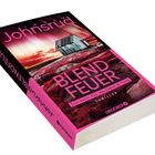 Oben steht "Ingar Johnsrud". "BLENDFEUER" ist der Titel. Darunter: "Ein Fall für Benjamin & Tong". Genre: "Thriller". Im Hintergrund ist eine dramatische Landschaft mit einem Holzhäuschen.