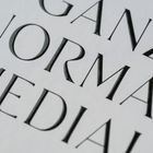 "Ganz normal medial" in eleganter, schwarzer Schrift auf weißem Hintergrund.