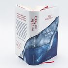 Buchtitel: "Das Jahr der Wale" von Kelly Anderson. Cover zeigt ein Wal-Illustration in Blautönen.