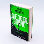 „GIFTIGER GRUND“ von Thomas Knüwer, Kriminalroman. Grünes Cover mit schwarzer Silhouette einer Person auf einem Baum.