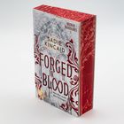 "FORGED IN BLOOD" in roten Buchstaben, darunter "Mein Blut weckt dein Verlangen." Das Buch hat ein reiches rotes, verziertes Design.