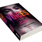 "VOICES" in großen Buchstaben, Natalie Chandler, Ich kann euch hören, Thriller, Knaur-Logo. Ein Gesicht im Hintergrund.