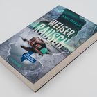 "Weißer Rausch" von Anu Ojala, Thriller, Bestseller aus Finnland. Cover mit Eishintergrund und Holzhütte. Droemer Verlag.