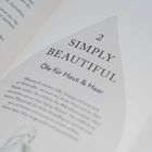 2 SIMPLY BEAUTIFUL: Öle für Haut & Haar. Seiten eines Buches mit Text, teilweise in Tropfenform gestaltet.