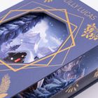 Unter dem Namen "Lilly Lucas" ist eine winterliche Illustration mit Hütte und Bergen, umgeben von goldenem Muster.