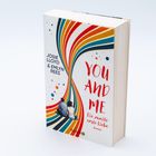 Buchcover: "Josie Lloyd & Emlyn Rees", "You and Me: Die zweite erste Liebe", bunte Streifen, Paar von hinten.