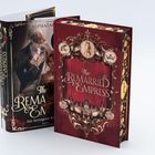 "The Remarried Empress" und "Die betrogene Kaiserin" stehen auf zwei kunstvoll verzierten Buchcovern.