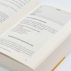 Ein geöffnetes Buch zeigt eine Tabelle und Texte zur Interpretation von Indizes und Anleitungen für einen Test.
