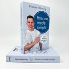 "Finance made simple" und "Keine Angst vor dem eigenen Geld" steht auf einem Buchcover. Jemand zeigt auf den Text.
