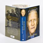 Buchcover der Autobiografie von Anthony Hopkins mit großem Portraitfoto. Titel: „We Did Ok, Kid“. Verleger: Goldmann.