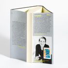 Ruth Hoffmann und "Das deutsche Alibi". Grauer Buchumschlag mit einem Foto von einer lächelnden Frau und einer Buchvorschau.