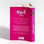 Buchtitel: "Mit Mut durch die Mitte", "Woman Out of Service". Pinkes Buchcover mit weißer Schrift und Beschreibung.