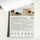 Brustwirbelsäulen-Übung: Anleitung in drei Schritten. Bild zeigt Person in ausgestreckter Pose auf dem Boden.