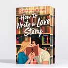 Buchtitel: "How to Write a Love Story" von Catherine Walsh. Illustration eines Paares vor Bücherregalen.
