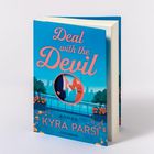 "Deal with the Devil", "ROMAN", "KYRA PARSI", "GOLDMANN". Cover in Blau mit einem Kreis, Stadt und Bäumen im Hintergrund.