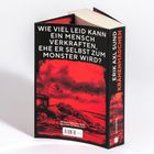 Text in weißen Großbuchstaben, fragt über das Leiden eines Menschen. Rote Illustration mit dunklen Vögeln und einer Hütte.