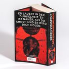 „Er lauert in der Dunkelheit...“ steht auf einem Buchcover mit schwarzem Hintergrund und roten Elementen.