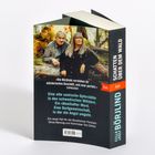 "SCHATTEN ÜBER DEM WALD", Zitat zu mörderischem Geschäft. Foto: Älteres Paar im Wald. Buchrücken blau mit Autorennamen.