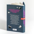 FAMILIE IST EINE FLICKENDECKE – SIE HÄLT UNS WARM UND SIE NIMMT UNS DIE LUFT ZUM ATMEN.

Ein Buchrücken mit Titel.