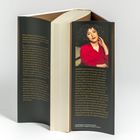 Eine Frau im roten Oberteil, daneben Text über Narges Mohammadi, ihre Geschichte und ihren Einsatz für Frauenrechte.