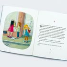 Seite mit dem Text: „Am nächsten Morgen beeilten sich die drei Freundinnen ...“. Daneben eine Illustration von drei spielenden Kindern.