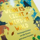 "Wenn es Licht wird im Wald" ist in glänzenden Buchstaben geschrieben. Umgeben von Tieren und Blättern auf grünem Hintergrund.