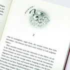 "Wegwurm" steht über einer gezeichneten, lächelnden, leuchtenden Kreatur. Darunter beginnt Kapitel 2 mit einer Dialogszene.