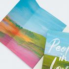 Texte: „People in Love“, „Roman“. Darunter eine farbenfrohe abstrakte Darstellung mit Blau, Grün, Pink und Orange.
