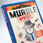 "Murdle Mystery" in großen Buchstaben, darunter ein Detektiv mit Hut. Zusätzlich "SPIEGEL Bestseller-Autor" im Sticker.