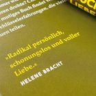 „Radikal persönlich, schonungslos und voller Liebe.“ - Helene Bracht. Gelber Text auf olive Hintergrund.
