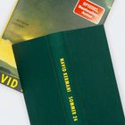 "Navid Kermani Sommer 24" in Gelb auf grünem Buchrücken; dahinter Buchcover mit "Roman Hanser".