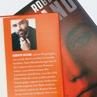 Text über Roberto Saviano, Autor, seine Herkunft, Erfolge und Werke. Links ein Farbfoto des Autors. Hintergrund: Buchcover.