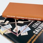 Zwei Bücher: "Geschriebene und ungeschriebene Welt" von Italo Calvino. Ein Buch hat einen braunen Umschlag.